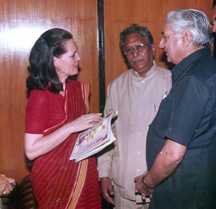  Govindlal Vora discussing with former congress party head Sonia Gandhi. 