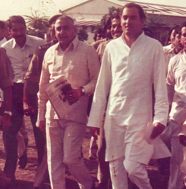 Govindlal Vora with former Prime Minister Rajeev Gandhi with the copy of amrit sandesh in the hand. 