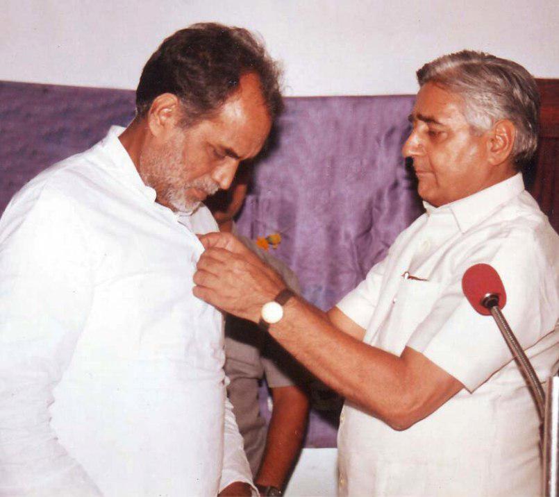  Govindlal Vora felicitating his close friend and former Prime Minister Chandrashekhar Rao by putting flag on his dress. 