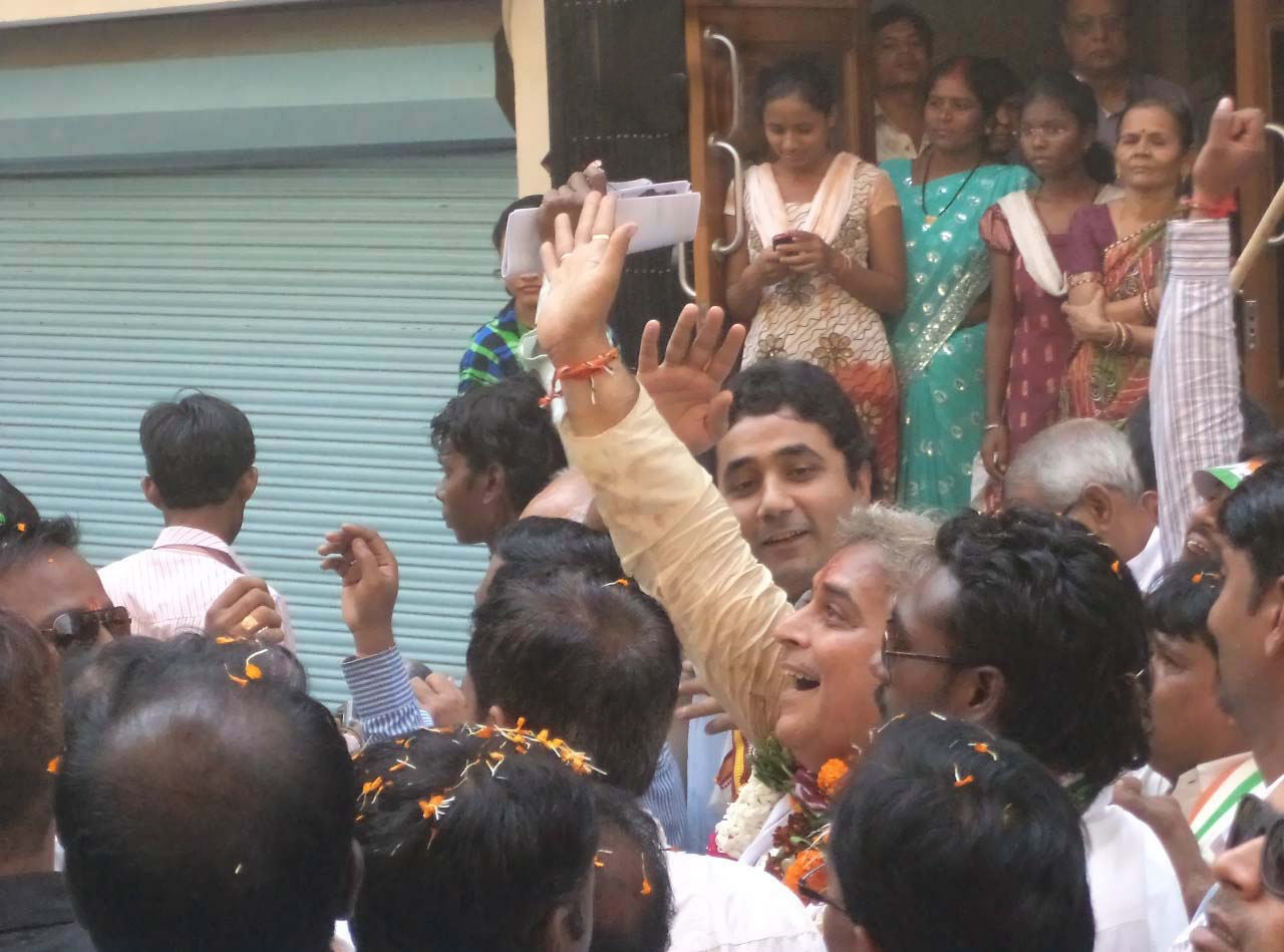 Rajiv vora with Arun Vora after wining the election from Durg Constituency. 