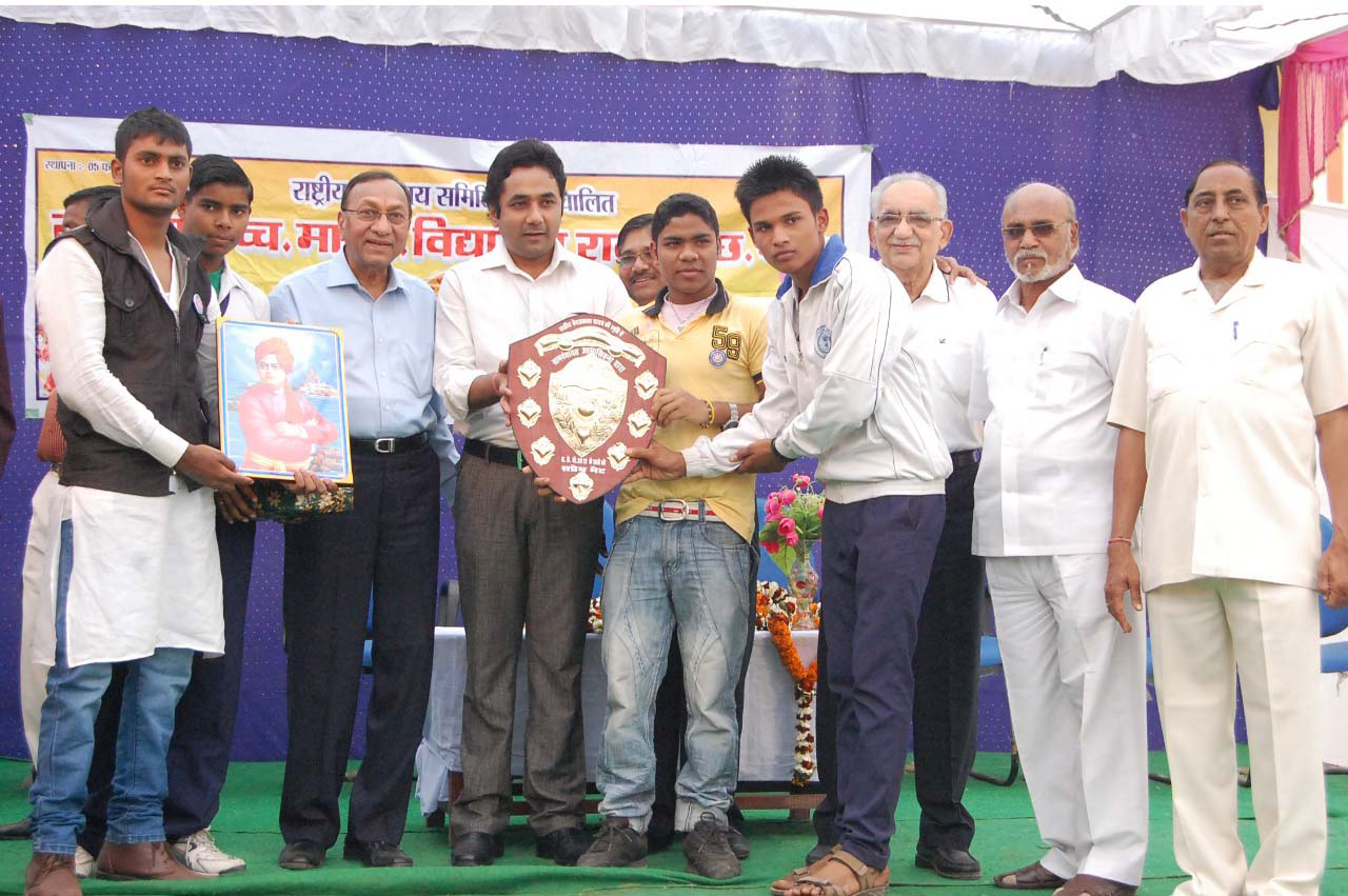  Rajiv Vora as chief guest distributing the prizes to the students. 