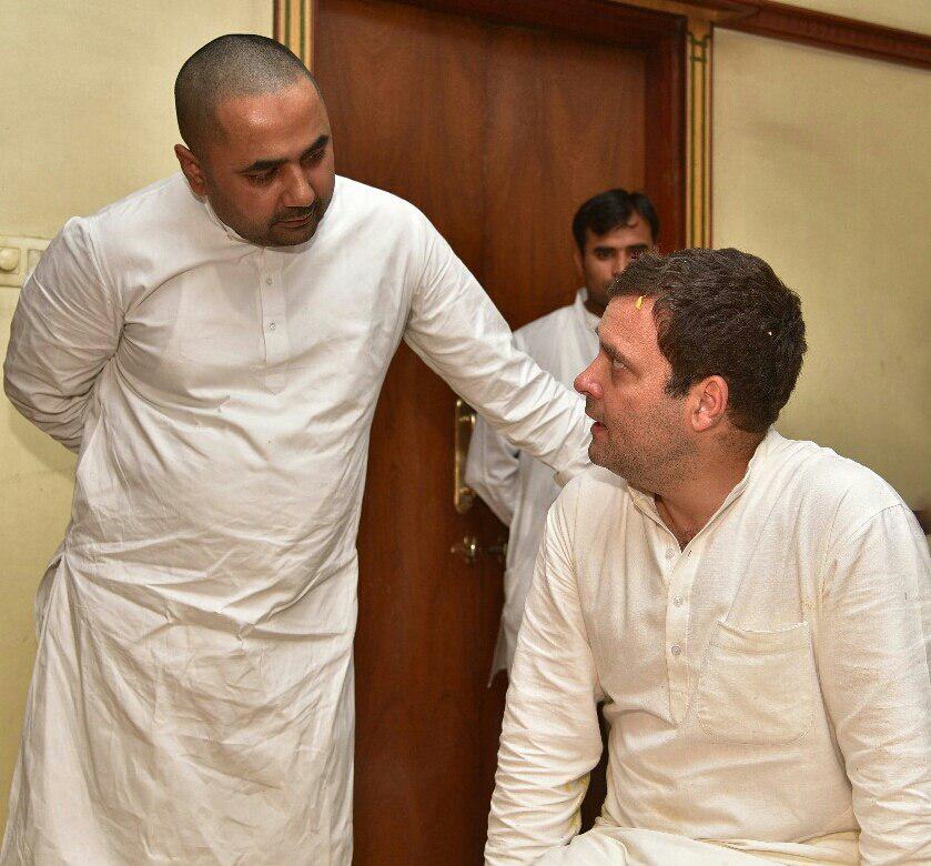 Rajiv vora discussing with Rahul Gandhi